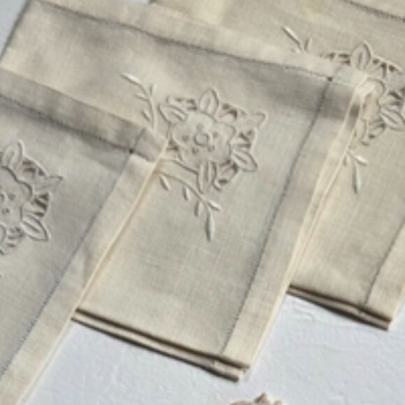 Elegant Off-White Broderie Anglaise Embroidered Napkin Sets - Picture 10 of 16